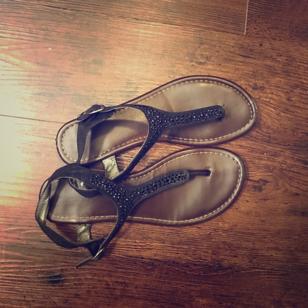 Strap sandals