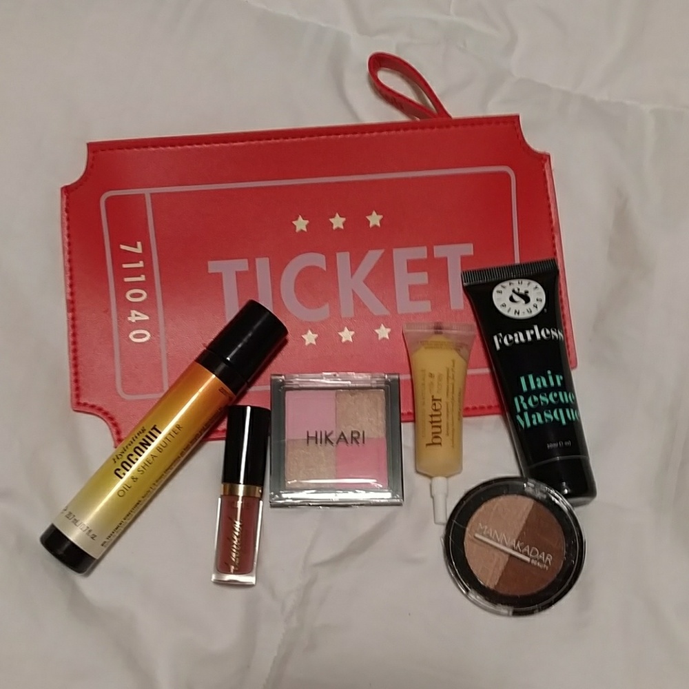 ❇️SOLD❇️ Ipsy bag with 6 unused makeup products