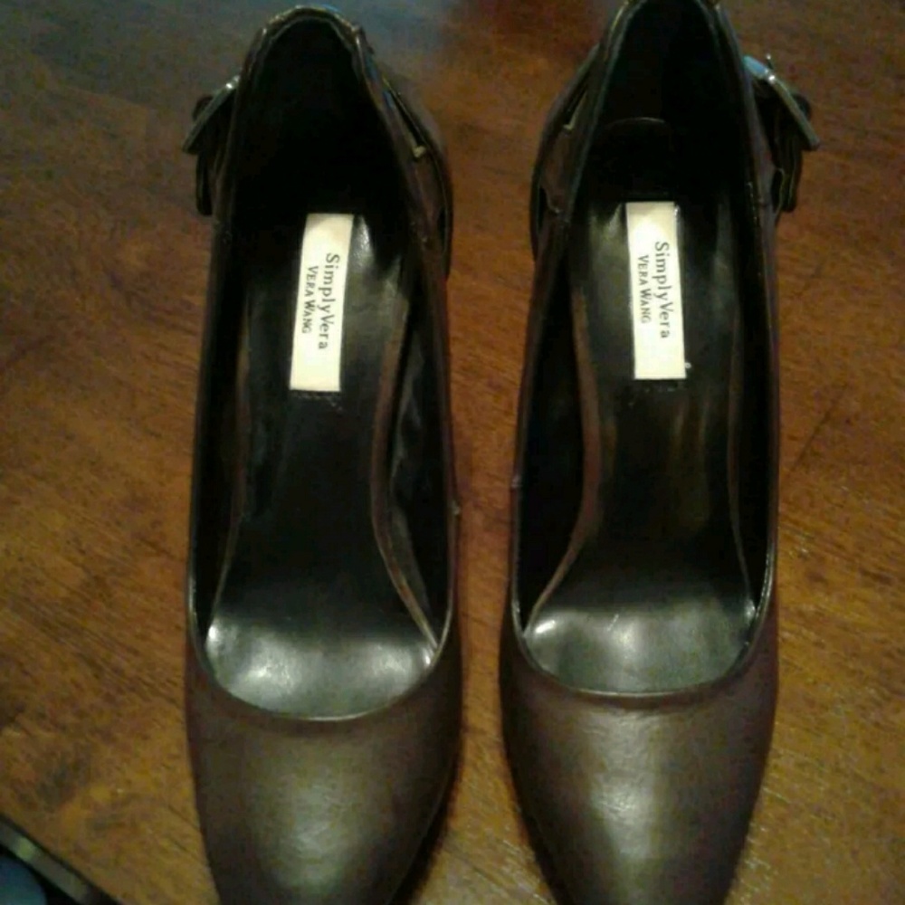 Simply Vera wang brown buckle heels