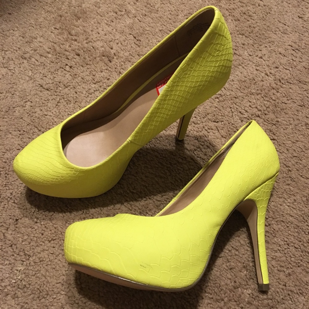 A pair of yellow heels size 8.5