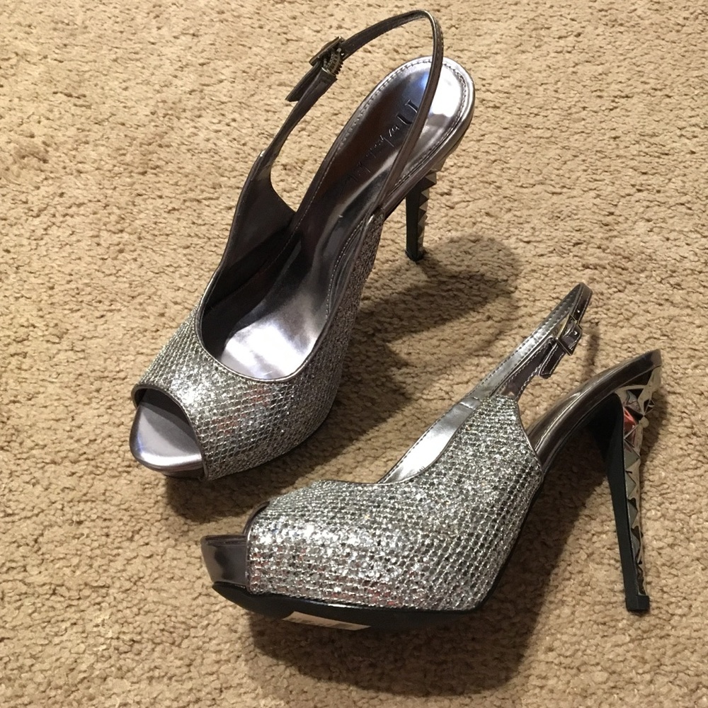 Silver opened toed sling back heels 8.5