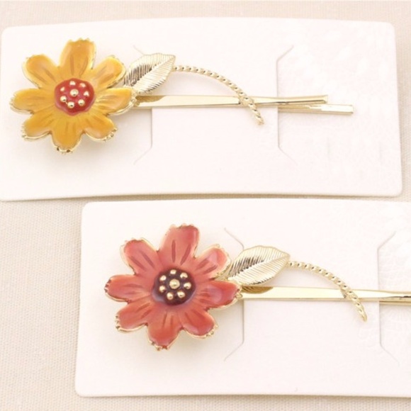 Two Pairs of Long Daisy Flower Enamel Bobby Pins - Picture 3 of 5