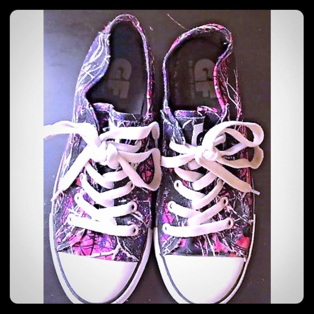 MUDDY GIRL CAMO SNEAKERS SIZE 7