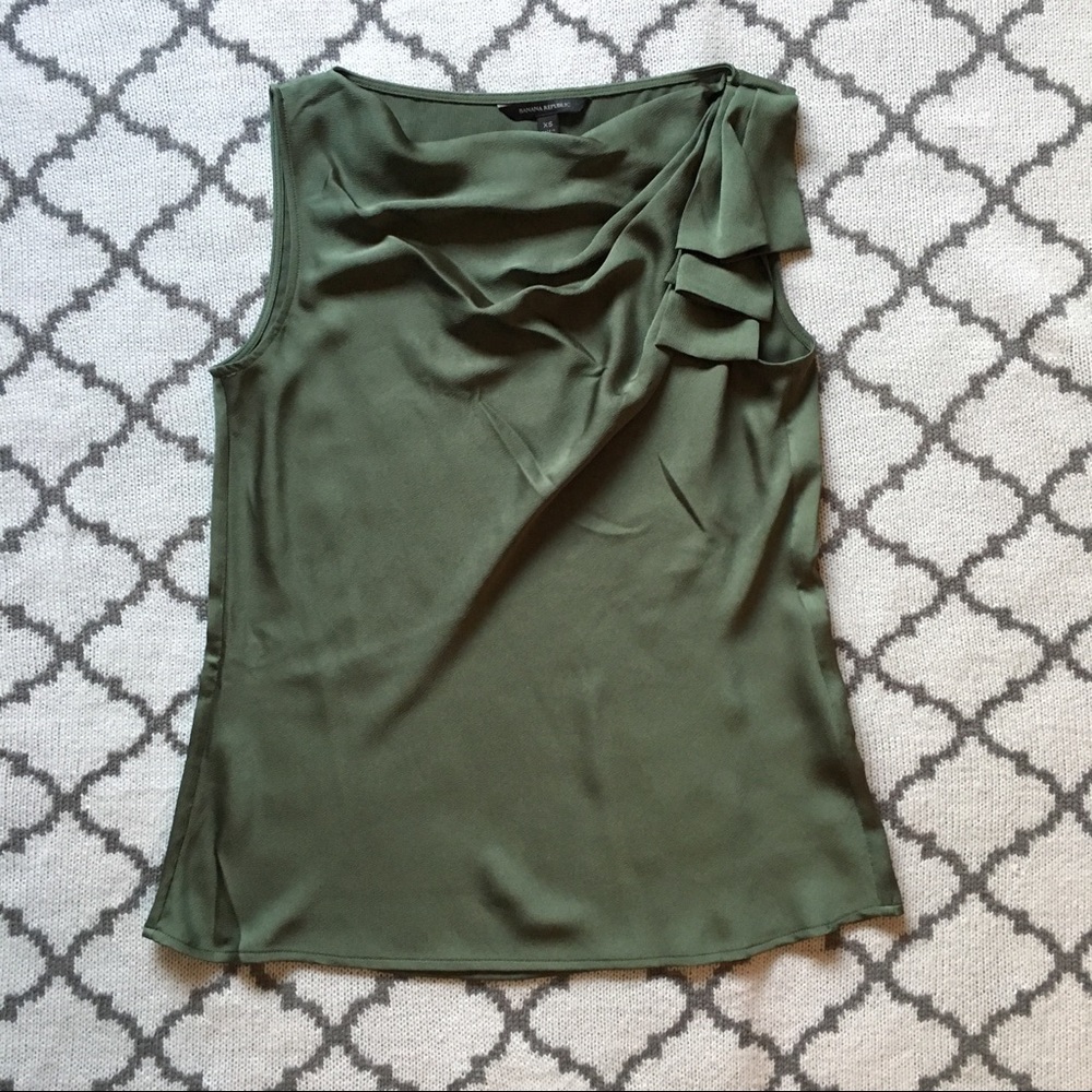 NWOT BR Pebbled Satin Shell with Ruffle Detail