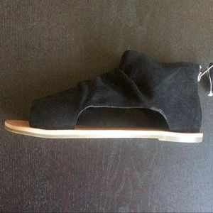 Billabong Black “East of Eden” sandals size 6