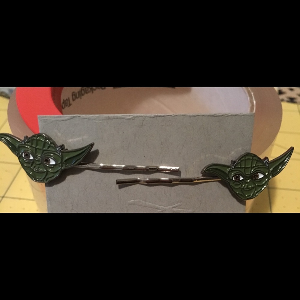 ⬇️! Yoda Star Wars bobby pins!