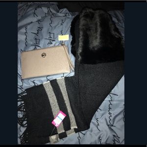 PRICE DROP💥Vince Camuto scarf with fur hood 💥NEW