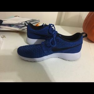 Women’s Flyknit roshes size 9