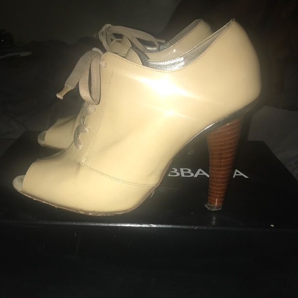 Dolce and Gabbana tan patent leather booties - Picture 1 of 3