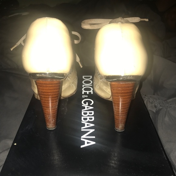 Dolce and Gabbana tan patent leather booties - Picture 2 of 3