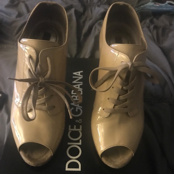 Dolce and Gabbana tan patent leather booties - Picture 3 of 3