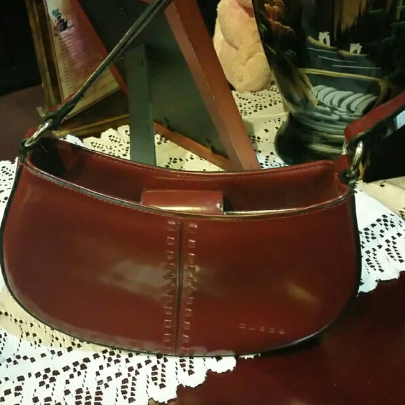 Classic Burgundy GUESS purse - Picture 2 of 7