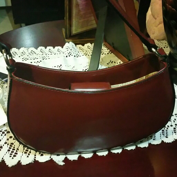 Classic Burgundy GUESS purse - Picture 3 of 7