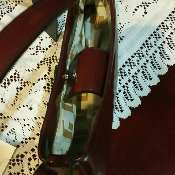 Classic Burgundy GUESS purse - Picture 4 of 7