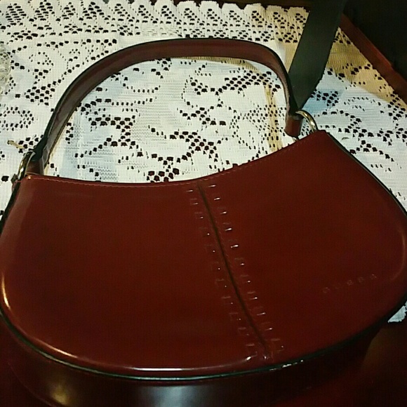 Classic Burgundy GUESS purse - Picture 5 of 7