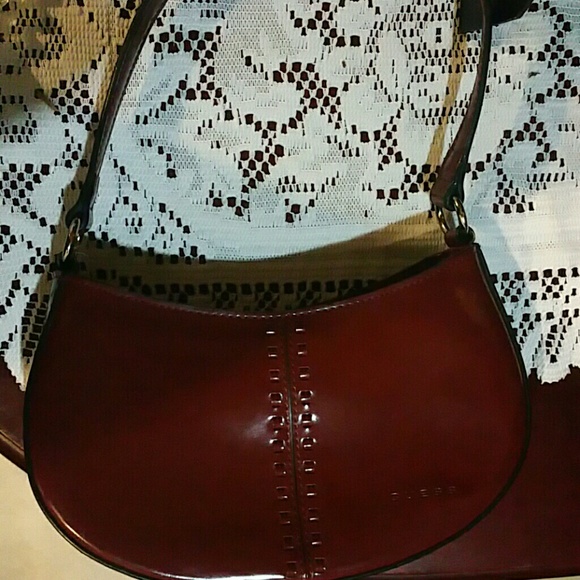 Classic Burgundy GUESS purse - Picture 7 of 7