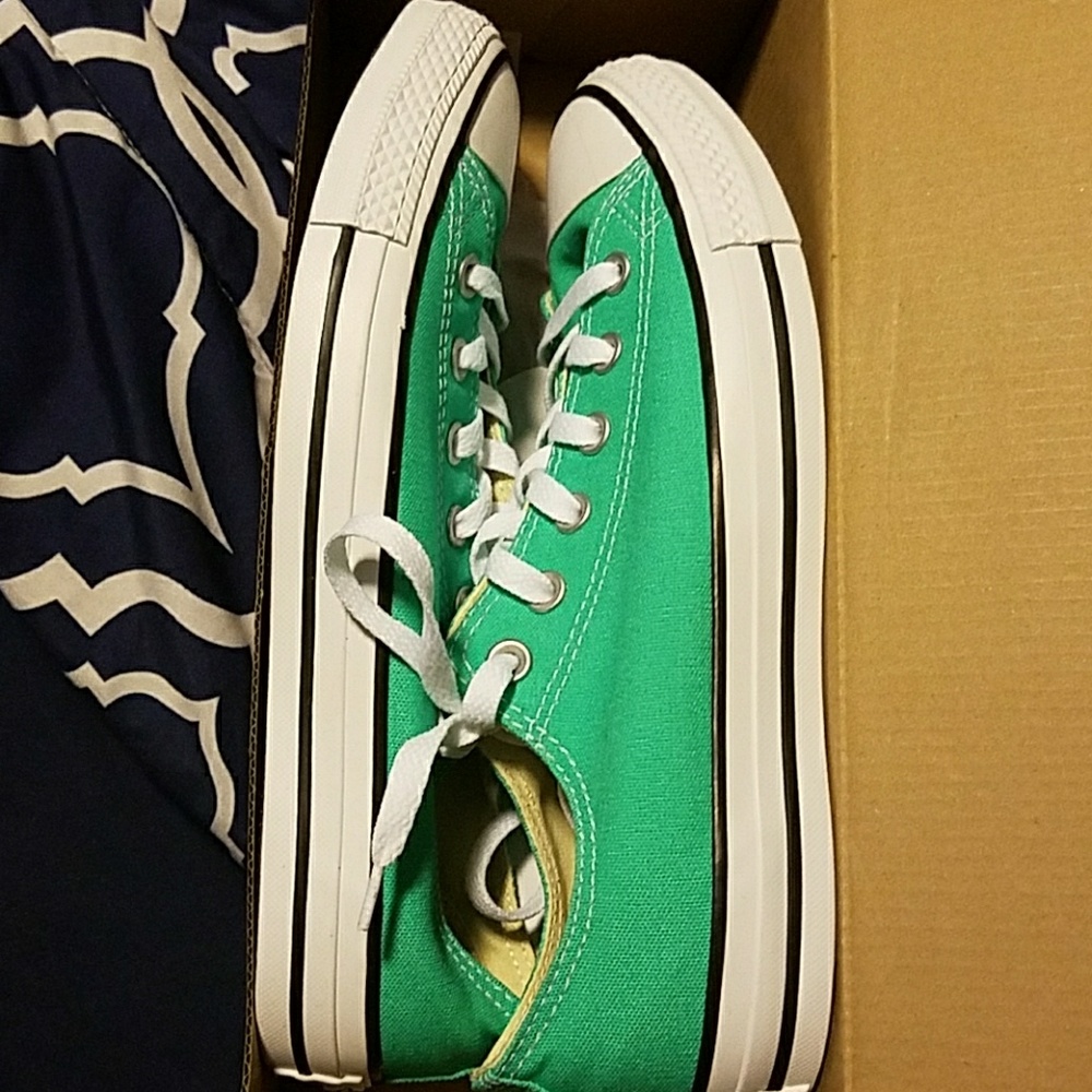 Converse women's size 10/men's 8