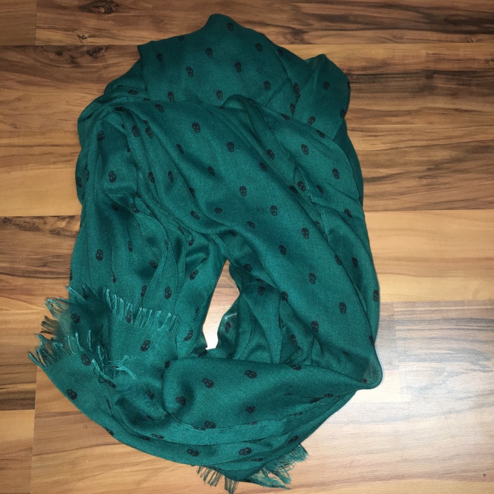 Green scarf with black skulls! EUC!!