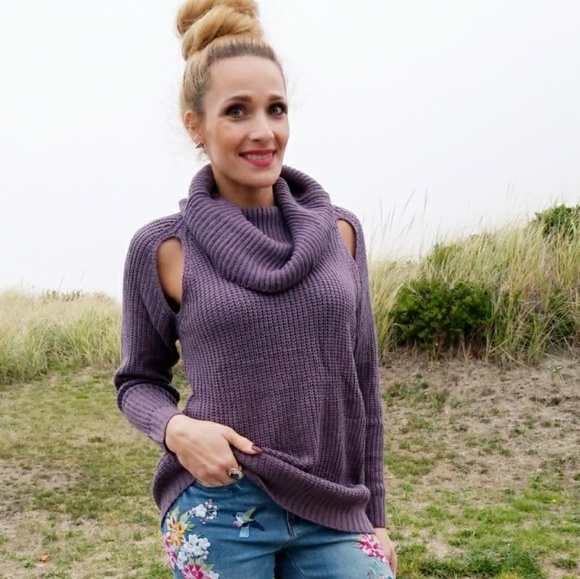 💋SOLD OUT💋Lavender SWEATER - Picture 2 of 4
