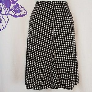 5 4 30 Max Studio black & white pull on skirt 0150