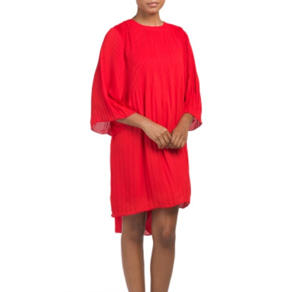 Red elbow sleeve pleated dress