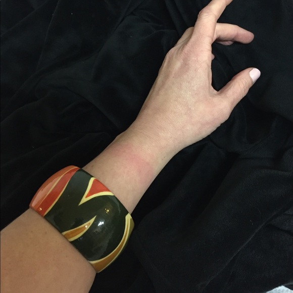 Vintage wood painted and amber colored bracelets - Picture 5 of 8