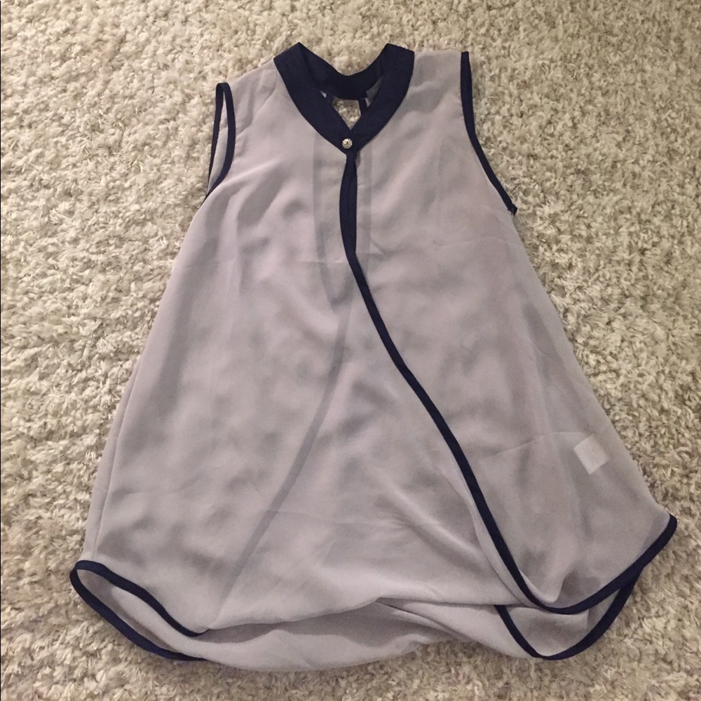 Sleeveless sheer dress shirt