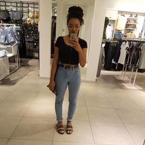 Meet your Posher, Jayaniese