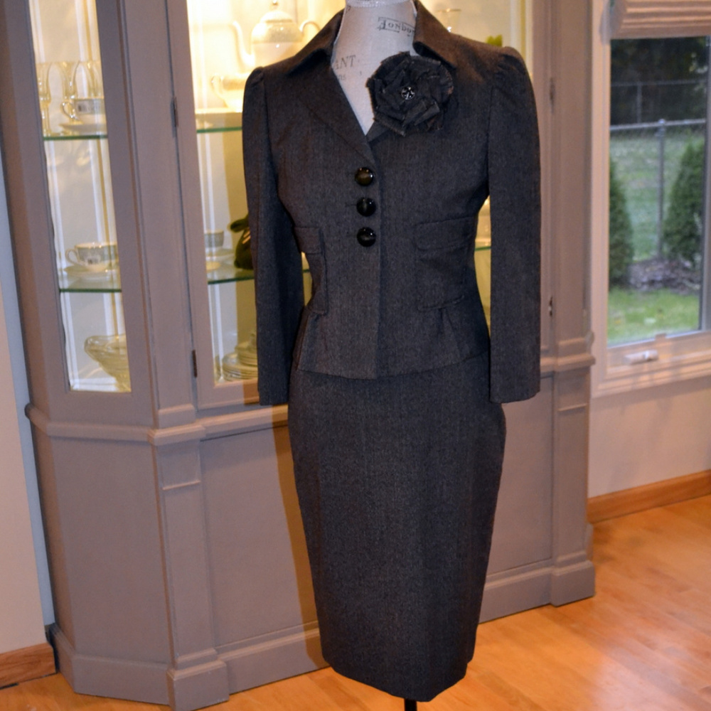 Stylish Nine West skirt suit size 4