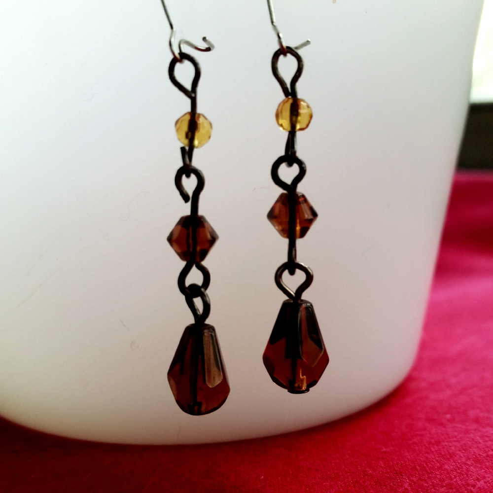Wear w/ anything teardrop, chandelier earrings