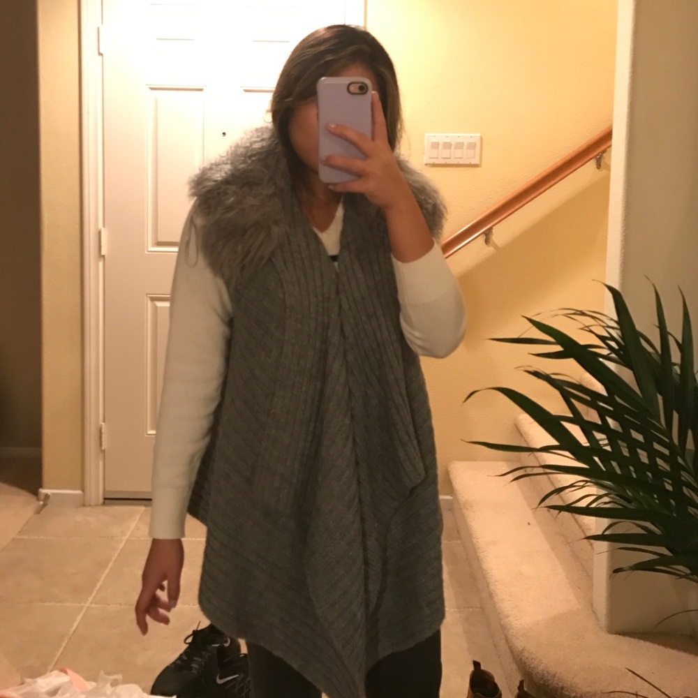 Cardigan with fur collar