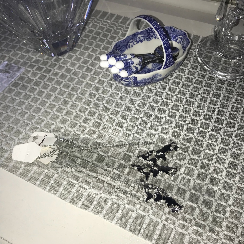 LOWEST Adorable World Map Necklace - Picture 3 of 3