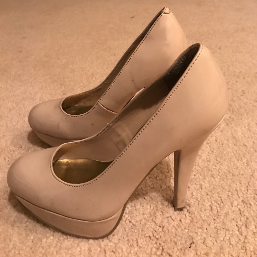 Guess pumps