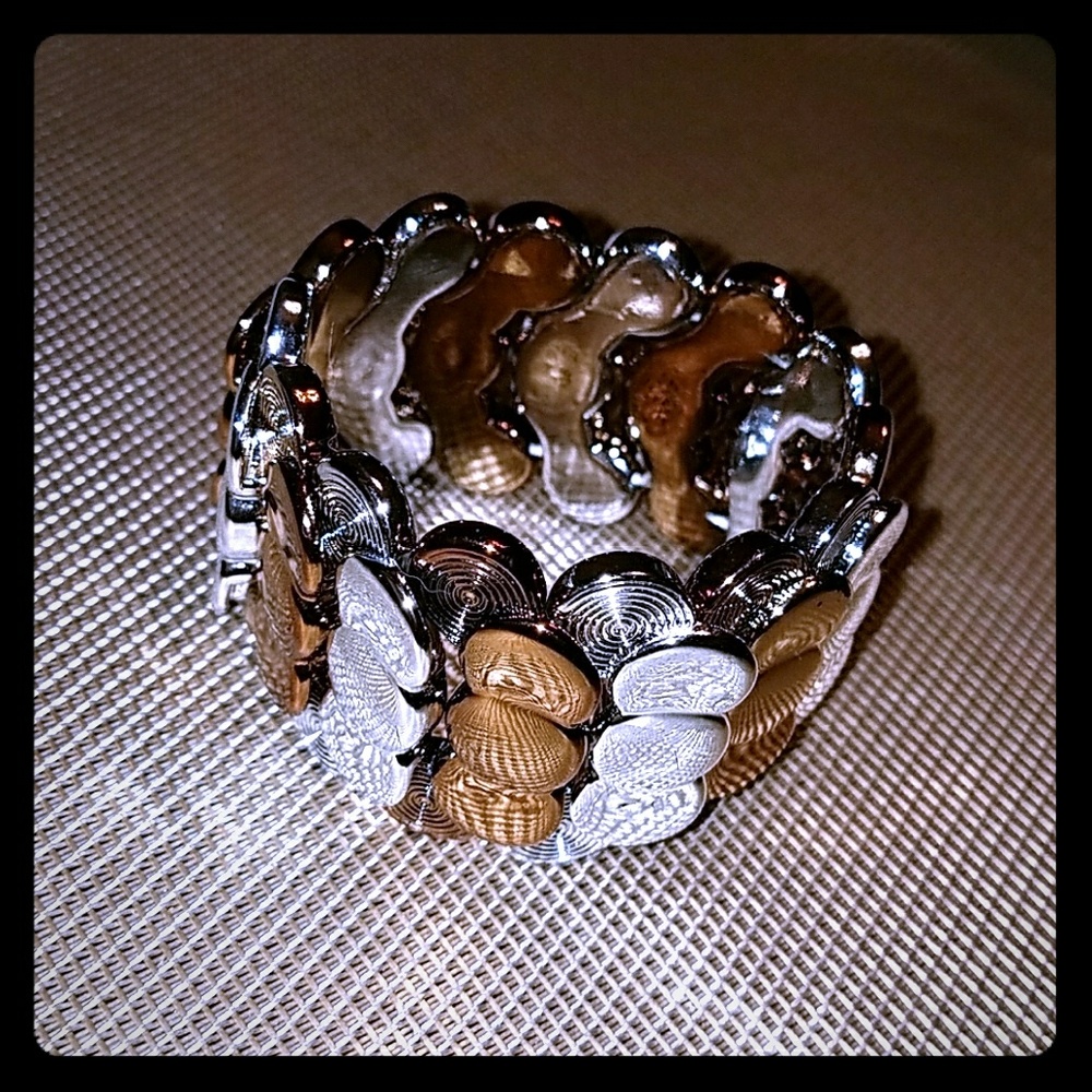 beautiful two tone statement bracelet!!💫💫