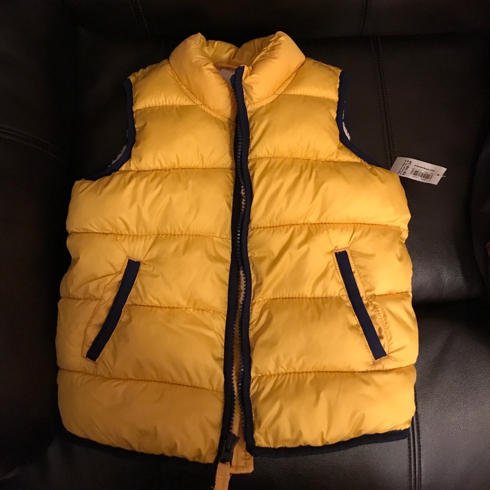 Cute Old Navy yellow puffer vest size 4t