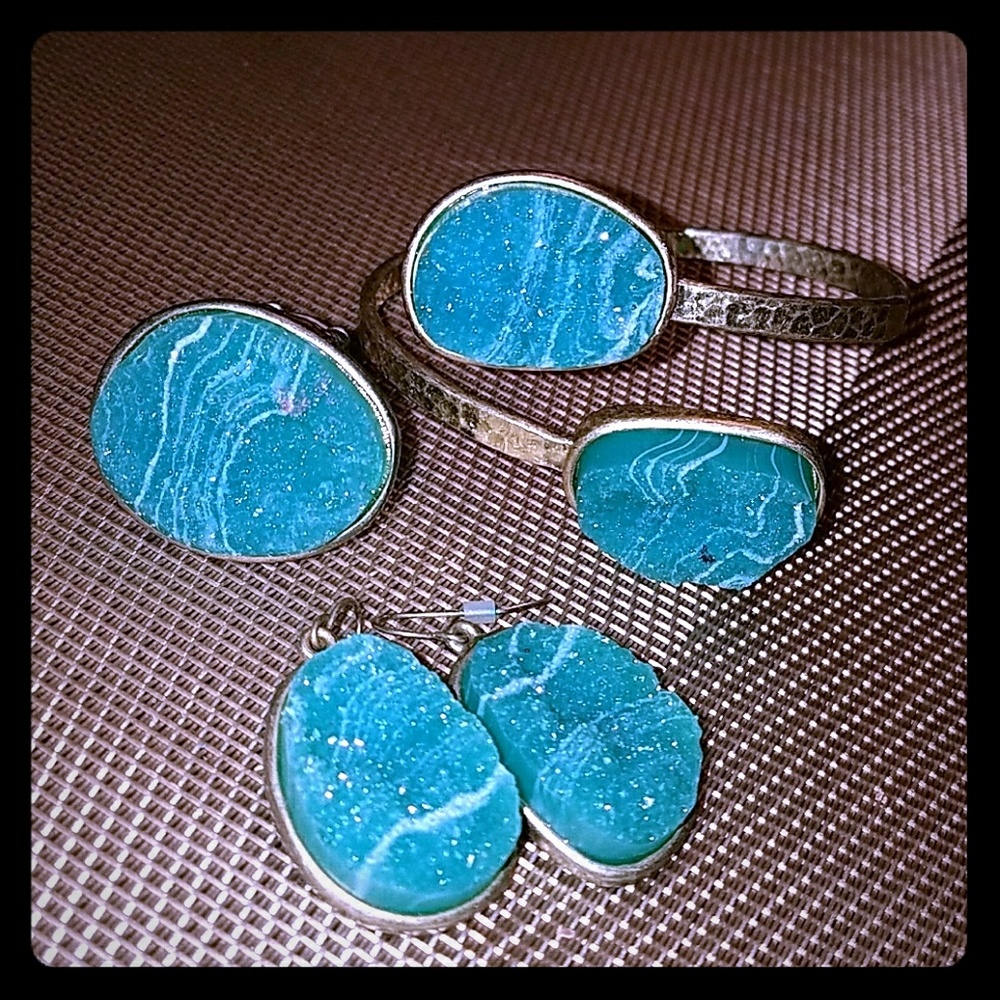 3 piece statement jewellery set!!💙🍃