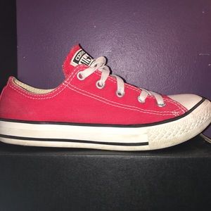 Red low top converse!!❤️