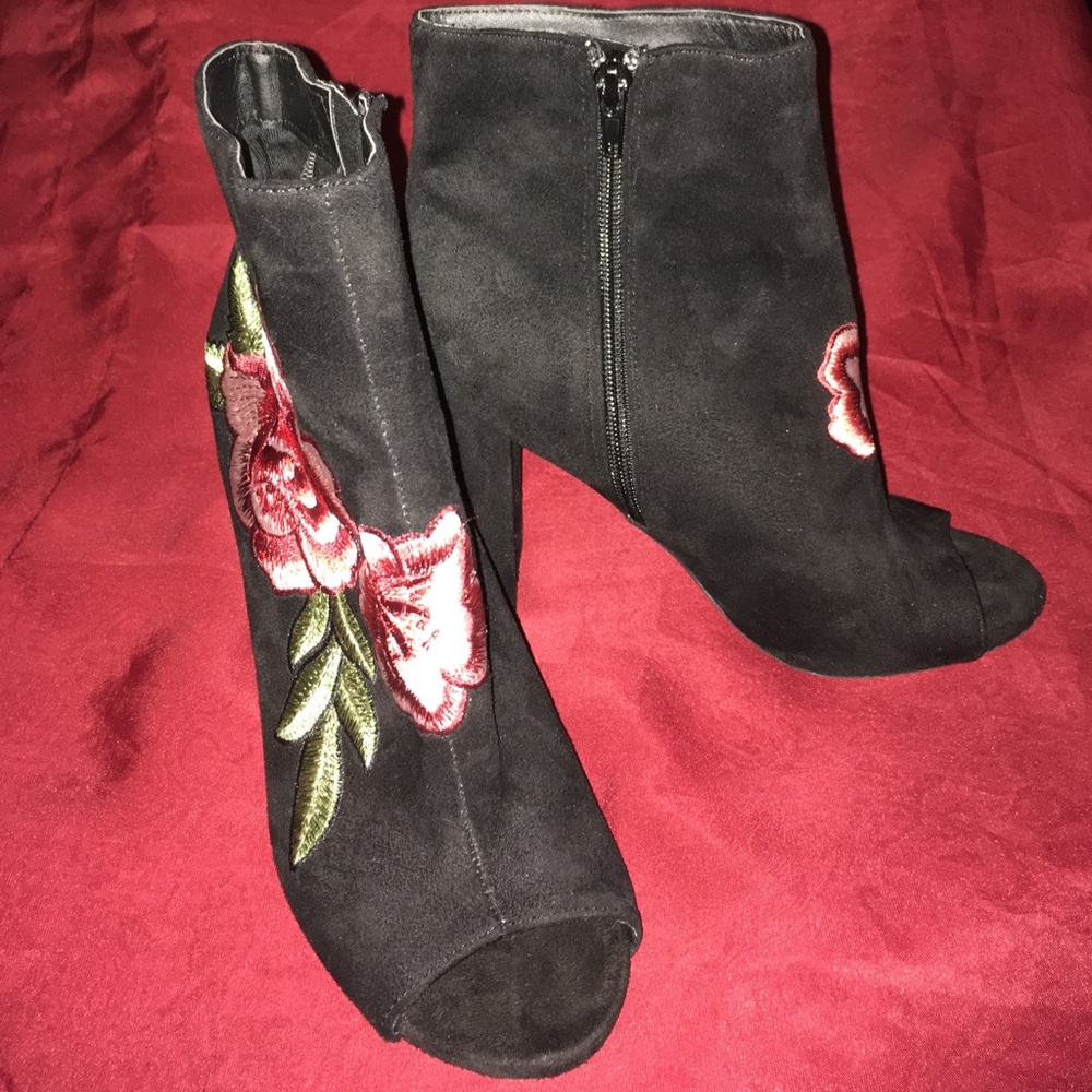 Booties. Rose embroidery. Open toed