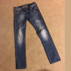 Anoname distressed jeans.
