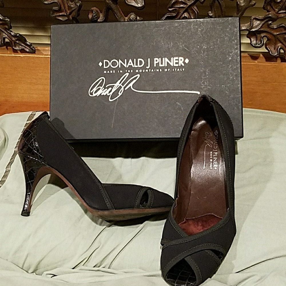 Donald J Pliner Crepe Elastic/Ant Gator Shoes