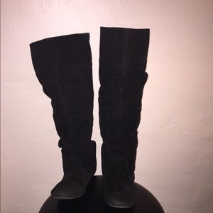 Black flat boots