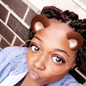 Meet your Posher, Miaa