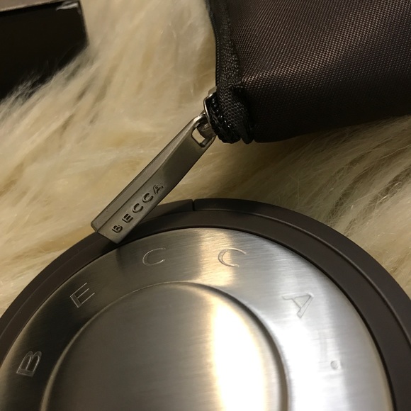 BECCA Perfect Skin Mineral Powder Foundation - Picture 4 of 8