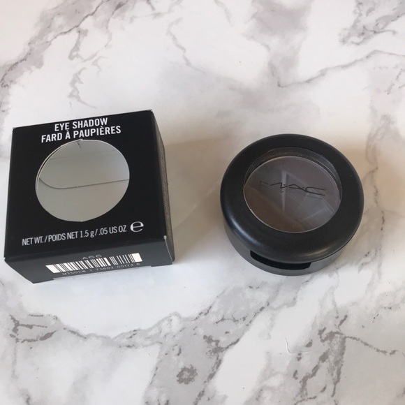 MAC eyeshadow in ‘scene’ - Picture 3 of 8