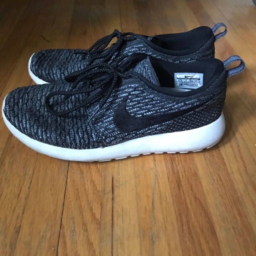 Nike Roshe Run Flyknit 9.5 women's