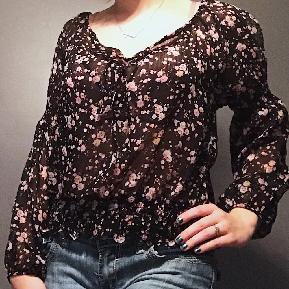 Peek a boo sleeve top 💕