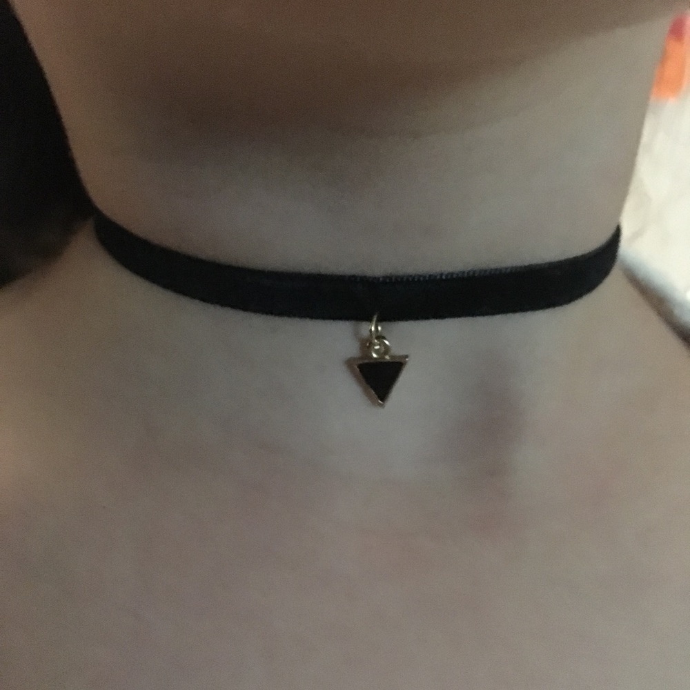 velvet triangle choker 🔻