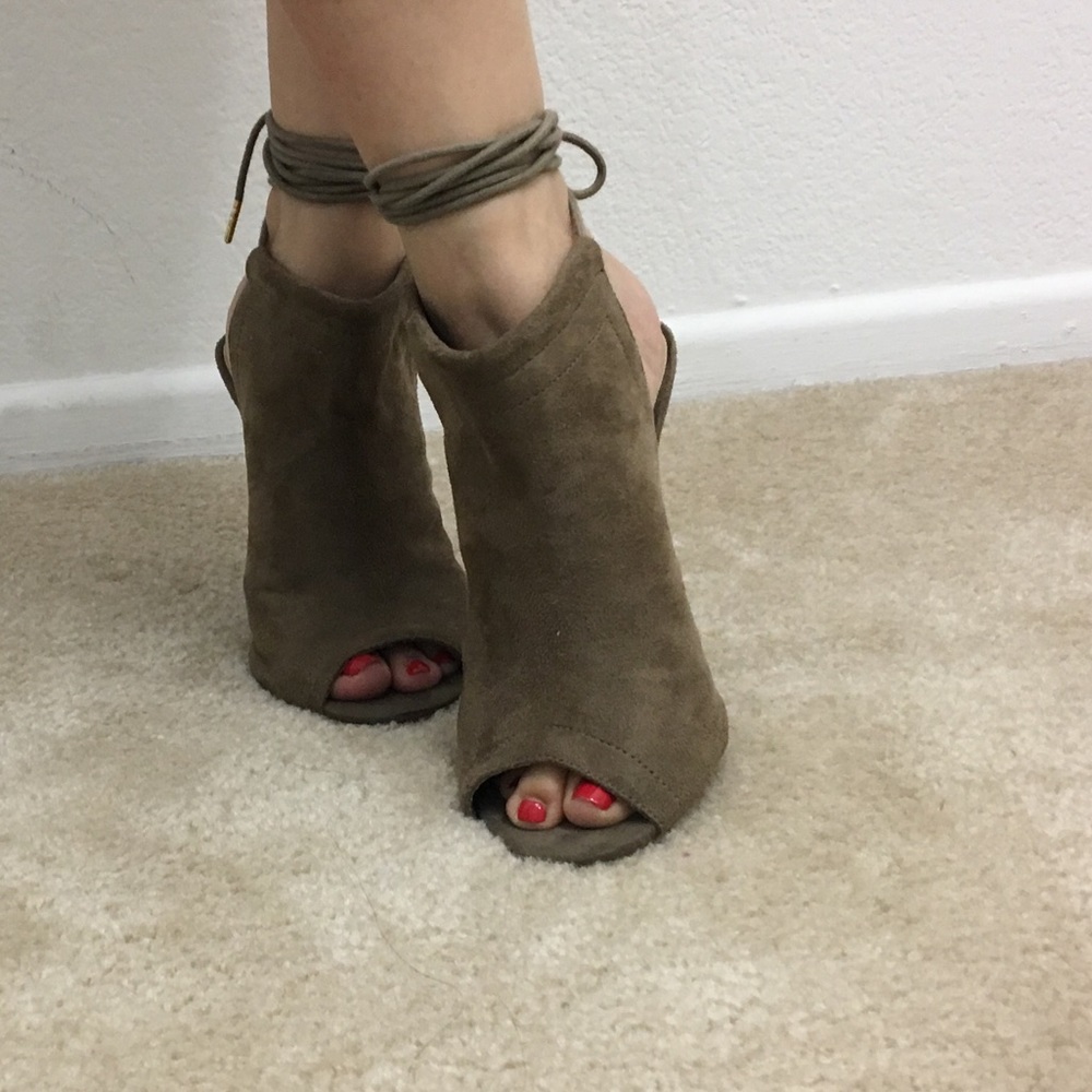 Tan suede lace up pumps 👠