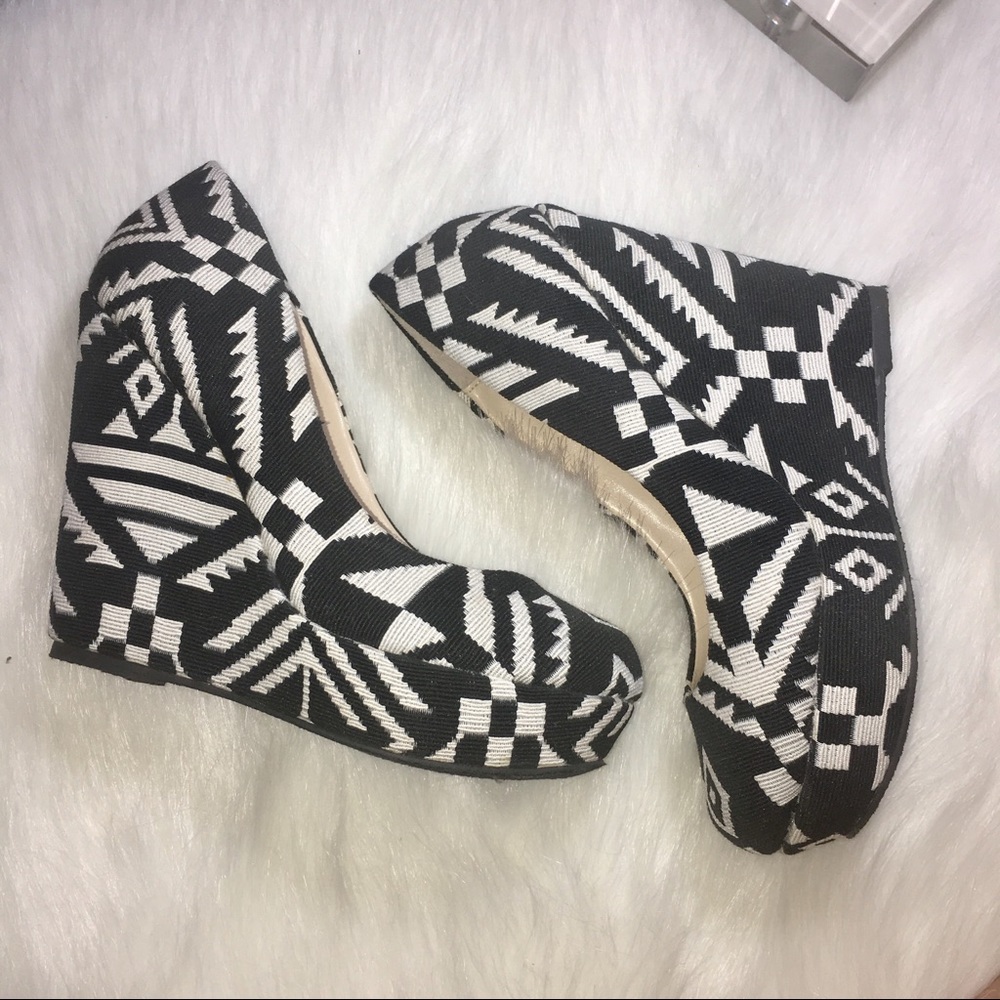 Black white wedges