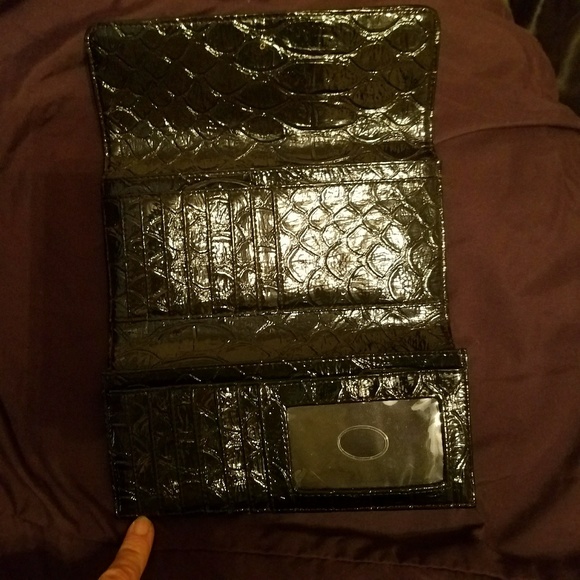 Guess wallet. Snap missing price reflects - Picture 3 of 3